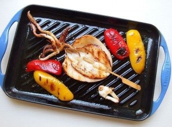 step5: 依序將軟絲及彩色甜椒都煎烤出焦香狀(軟絲可用小烤盤壓住,防止煎烤時捲曲)