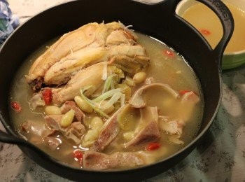 step13: 很怕胡椒味重的人，可以試試煲這個白果豬肚湯，湯底比較清香，而且很鮮甜。此湯具有健脾開胃、滋陰補腎、去濕去腫，還有潤肺止咳、除痰的功效。

詳細步驟可參看：
http://koyaukau886.blogspot.hk/2014/11/blog-post_28.html