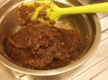 step4: 放入不黏底鑊，炒熱後，加入麥芽糖，轉中細火炒至收水，成糰狀。(圖中的紅棗蓉收水未夠)