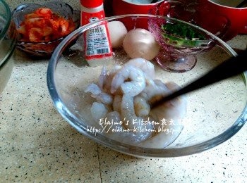 step3: 蝦仁放入碗內 , 加入少許鹽及胡椒粉調味拌勻 , 靜待10分鐘