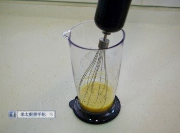 step2: 先把油和檸檬以外的材料放入攪拌機打勻。