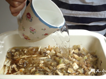 step7: 加入醬油和水，蓋上蓋子燉煮5分鐘