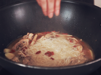 step6: 灑上黑桂圓乾杞子關火上桌, 上碟可再倒上黑麻油增加色香味