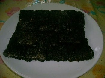 step3: 那個步驟加入喜歡芝士或其他喜歡材料再鋪面果層白飯，就是可以用兩隻手仔對角慢慢拉上，就容易……記得保鮮紙要大張一點………………