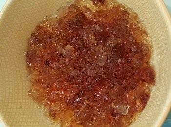 step1: 桃膠用水浸一晚(最少要浸10小時) ，去除黑色雜質，備用