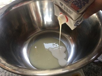 step2: 將鮮忌廉倒入煉奶