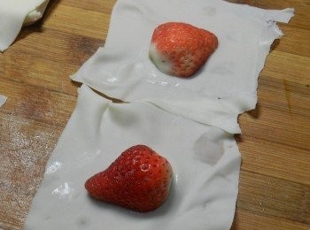 step1: 草莓對切，包入餛飩皮中