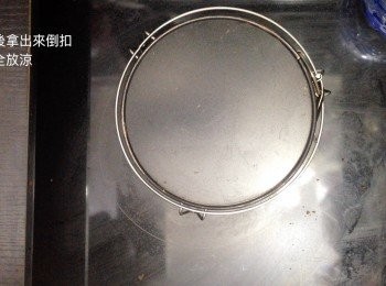 step4: 拿出來倒扣至完全放涼後，脫模