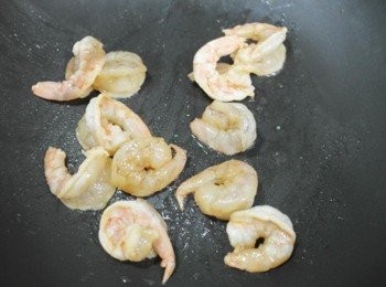 step3: 將蝦子取出並將多餘的<span class="group_2">醃料</span>湯汁瀝乾!! 取一鍋倒入些許油後放入蝦子炒一炒~~~炒至變色後取出備用!!!