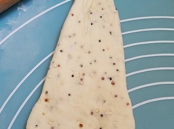 step3: 將其分為四等份滾圓至長型， 跟手用木桿按壓成三角形、 在三角形之濶一面頭端界一刀