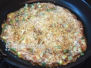 step2: 下油鑊煎至半熟，灑上芝麻