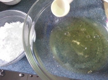 step1: 先做A部份Bottom Cake layer:蛋白加入檸檬汁數滴,將糖霜分三次加入,用電動打蛋器打至企身