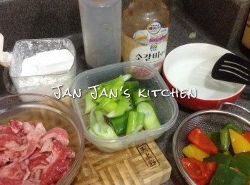 step1: 預備好材料。大蔥切件，牛肉只稍醃醃，肥牛本身肉味濃郁，而韓醬亦味濃，所以不加醬油醃。