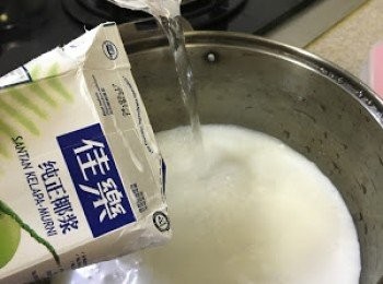 step6: 將椰汁倒在大碗中，加入暖水及砂糖攪至沒有糖粒