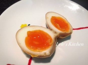 step3: 趕緊切開來看看...
哇~半熟的蛋黃緩緩出來了，
嘗一口 幸福的滋味>\\\\<不管是當開胃菜或是配飯、配麵都很好吃哦！
愛吃蛋的朋友不要錯過唷^^