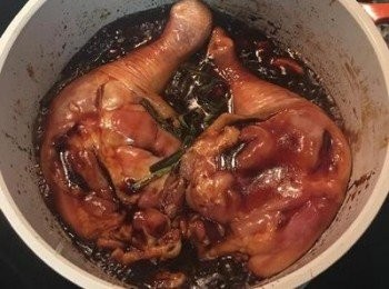 step4: 皮朝下，放入雞腿。加入醬油膏及米酒煮滾。