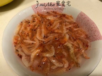 step2: 櫻花蝦冲水後用清水浸15分鐘後瀝水待用；