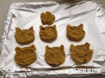 step4: 可利用曲奇模協助，做成各種形狀，每塊約厚度0.5cm。放入焗爐180℃約20分鐘，待放涼後才拿起每塊餅。