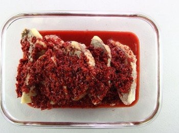 step5: 準備一個有上蓋的容器,先放入切塊的鵝肉再加入已調和好的紅糟醬汁。蓋上蓋子再放入冰箱冷藏一晚會更入味。食用前先回溫,可直接享用亦可用電鍋隔水蒸熱,搭配蒜苗一起享用也不錯。