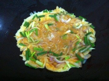 step4: 起新鍋加入適量的食油，把混合好的材料倒入鍋內。用鏟子輕輕的撥開。