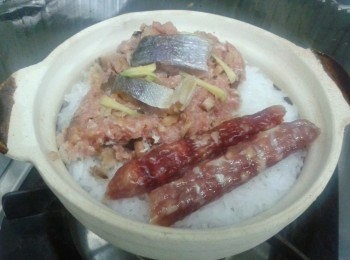 step3: 轉小火，加臘腸，肉餅，咸魚及薑絲，蓋上蓋，煮約12分鐘，關火，再焗10分鐘即成！享用時淋上煲仔飯豉油