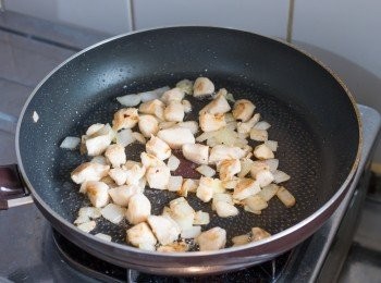 step9: 餡料做法：加入雞肉多炒約 4 分鐘。