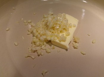 step2: 凍鑊落牛油炒蒜蓉爆香後下米。