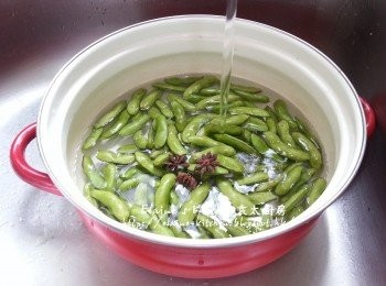 step3: 毛豆放入煲內 , 加入八角及水 (水的份量要蓋過毛豆)