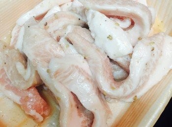 step1: 豬頸肉先用2湯匙鹽醬拌匀，稍醃約5分鐘。