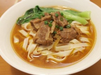 step10: 湯頭喝起來真是充滿著蔬菜的香氣~~ 香氣中又帶點豆瓣醬的辛辣感~~喝起來卻很順口呢:) 牛肉燉煮的也好柔嫩喔~~~讚!!!不只家香味更有館子味呢&gt;////