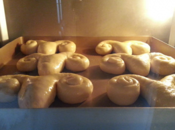 step10: 發酵完成後刷上蛋液，烤箱設置上下火中層，170度烤制20分鐘左右。