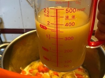 step6: 加雞湯. 最後放入蜆肉汁, 煮大約二十分鐘. 再加入牛油