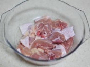 step2: 洗淨雞腿肉後放入大碗中，放一勺鹽，與雞腿肉翻扮均勻，使其充分入味。