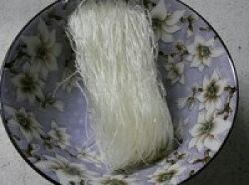 step1: 粉絲預先用開水泡軟，撈起來後用剪刀剪短備用。
