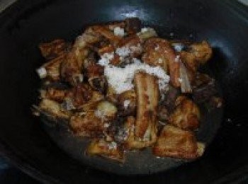 step6: 鍋內放炸好的排骨，醃排骨的湯，三勺白糖，半碗肉湯大火燒開，放入鹽調入提味。小火燜十分鐘大火收汁，收汁的時候最後加一勺香醋，酸甜口味就出來了。