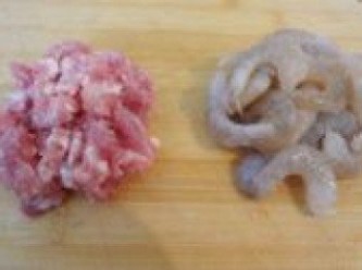 step3: 豬肉剁成肉餡，海蝦洗淨去殼挑去蝦線用廚房紙吸乾水分。