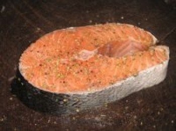 step2: 將三文魚去鱗洗淨，表面抹上黑胡椒碎、和鹽。