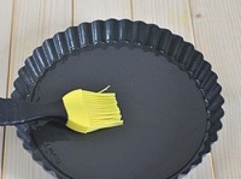 step7: 取直徑20cm的披薩盤一個，盤底和盤壁刷上橄欖油