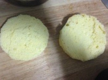 step1: 把6寸現成蛋糕切成兩片一厘米厚度的蛋糕片，一大一小