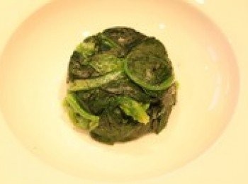 step6: 將壓緊的菠菜倒扣在盤子裡.