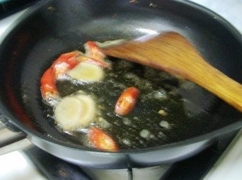 step2: 熱鍋後放入麻油和辣椒ˊ用中小火慢慢煸香薑片ˊ至薑片呈焦香狀態