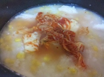 step4: 10分鐘後加入粟米粒及泡菜。5分鐘後即可。