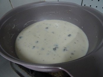 step8: 低脂忌廉磨菇湯加奶攪至混合, 小許鹽及黑椒調味，開慢火加熱成醬汁  (貼士  : 如買不到低脂版， 可用普通全脂忌廉湯， 因普通湯本身較杰， 請酌量添加奶的份量)