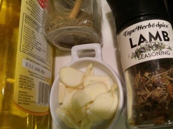 step1: 先將羊架表面肥膏修剪下。