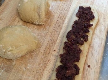 step6: 工作桌上撤些許麵粉防黏，麵團分成五份。每份擀平，加栗子紅豆餡，卷起。
