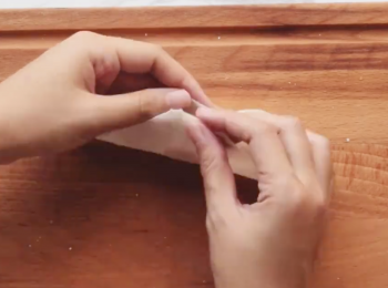 step6: 桿好的水餃皮上放入適當的絞肉,捏好封口
Put a small spoonful of meat mixture into the center of dumpling wrapper. Wrap ittightly.