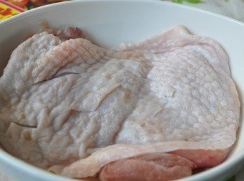 step1: 將雞腿排多劃幾刀，讓醃粉入味