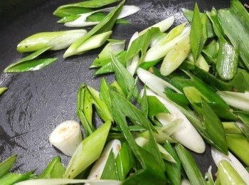 step4: 將蒜苗倒入快炒出香氣加入適量的鹽巴與黑胡椒炒勻