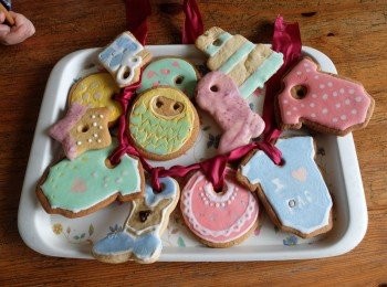 step11: 因為一時心急有<span class="group_2">糖霜</span>有些調太稀，以致於化的有一點糊了...這些湖的變持桃子的收延<span class="group_1">餅乾</span>，漂亮的給客人了...