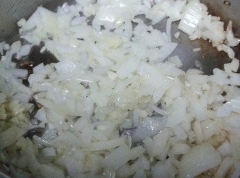 step2: 下油在煲內，下蒜頭炒一分鐘，然後下洋蔥，用中小火煮兩分鐘至軟身